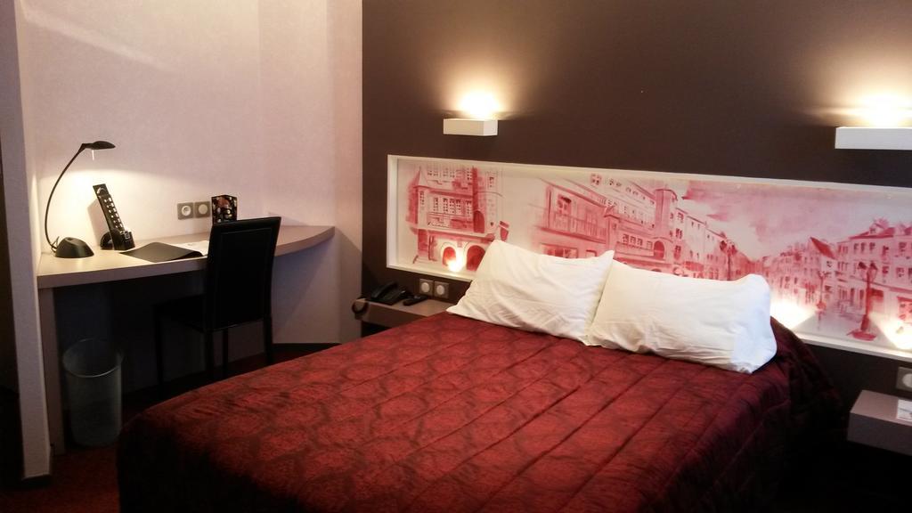 Hotel De La Cloche Доль Номер фото