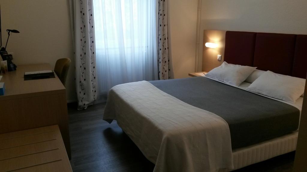 Hotel De La Cloche Доль Номер фото