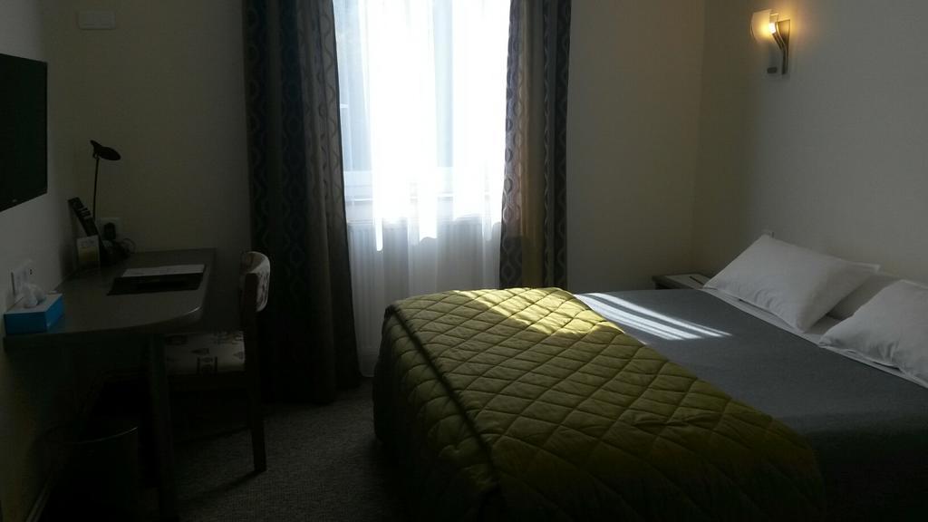 Hotel De La Cloche Доль Номер фото