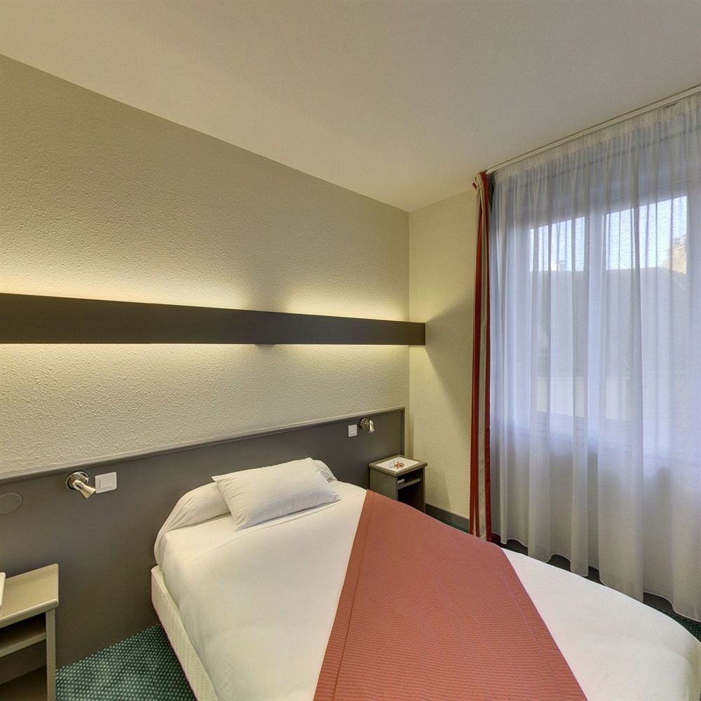 Hotel De La Cloche Доль Екстер'єр фото