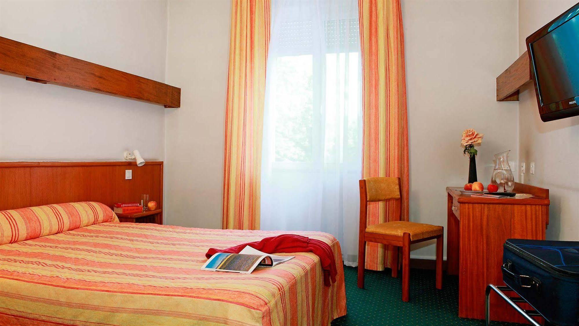 Hotel De La Cloche Доль Екстер'єр фото