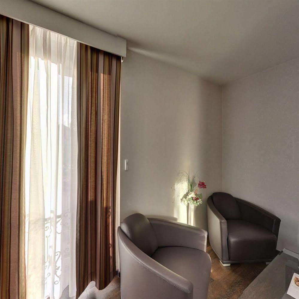 Hotel De La Cloche Доль Екстер'єр фото