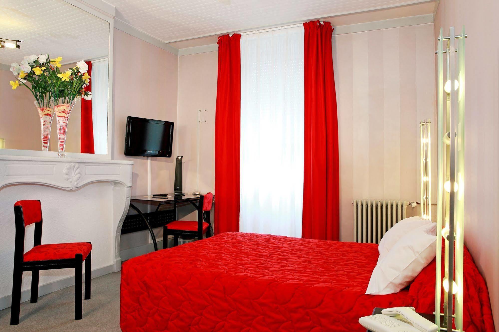 Hotel De La Cloche Доль Екстер'єр фото