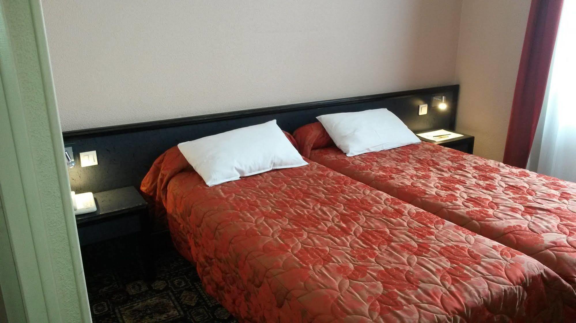 Hotel De La Cloche Доль Екстер'єр фото