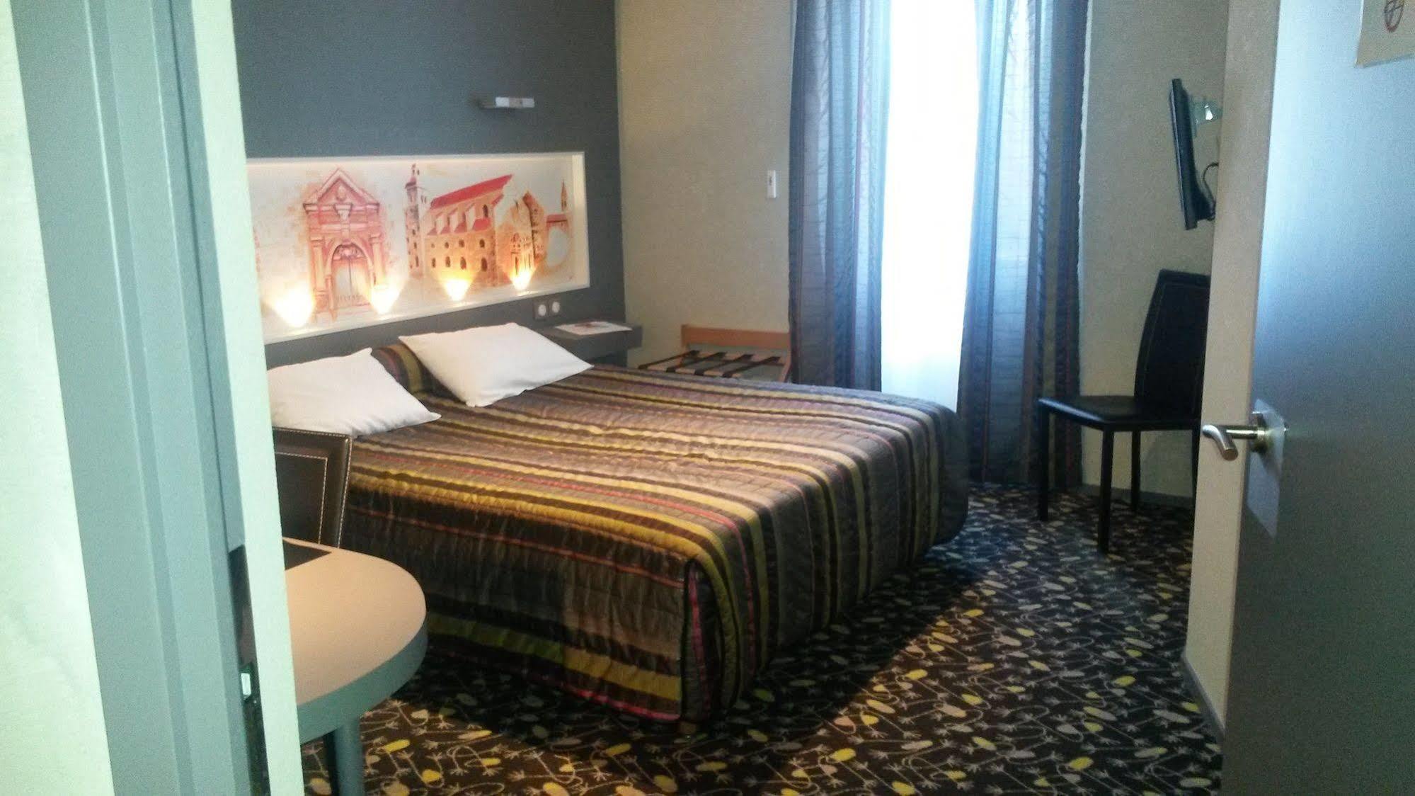 Hotel De La Cloche Доль Екстер'єр фото