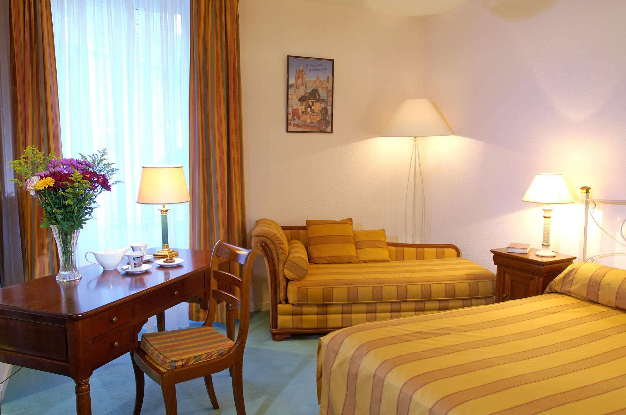 Hotel De La Cloche Доль Екстер'єр фото