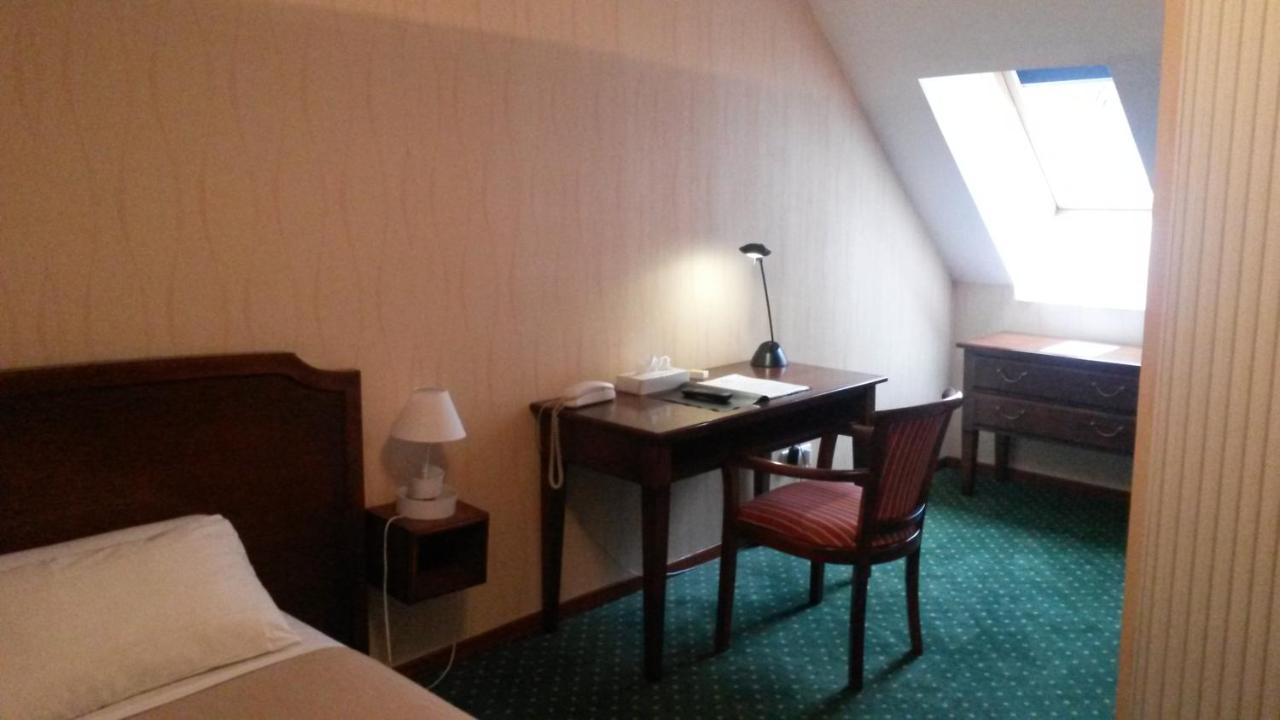 Hotel De La Cloche Доль Екстер'єр фото